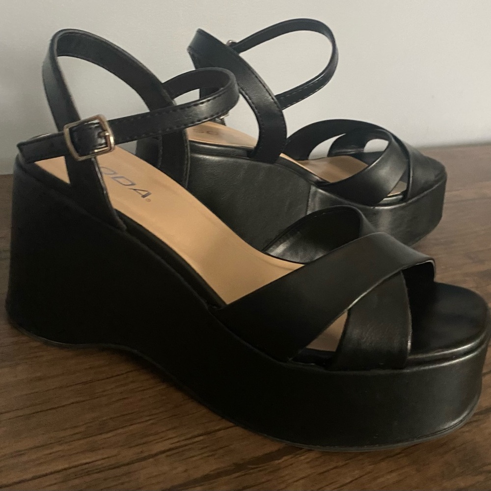 Soda Elegant Black Platform Sandals